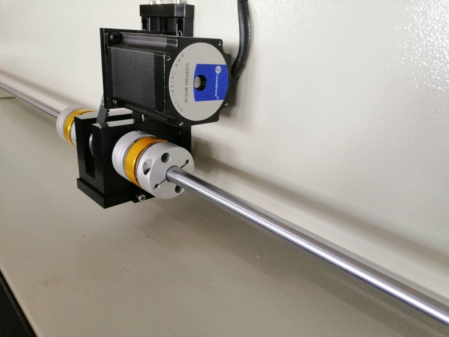 伺服與步進之間哪種電機適合激光切割機？