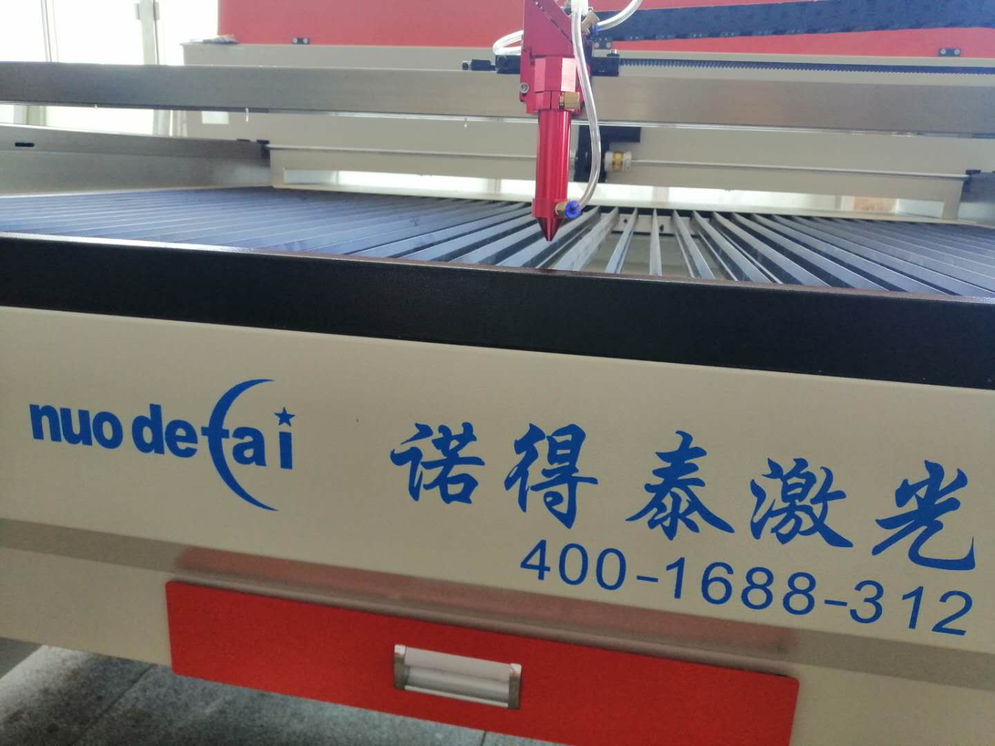 傳統(tǒng)的布料切割與板材激光切割機(jī)有何區(qū)別？