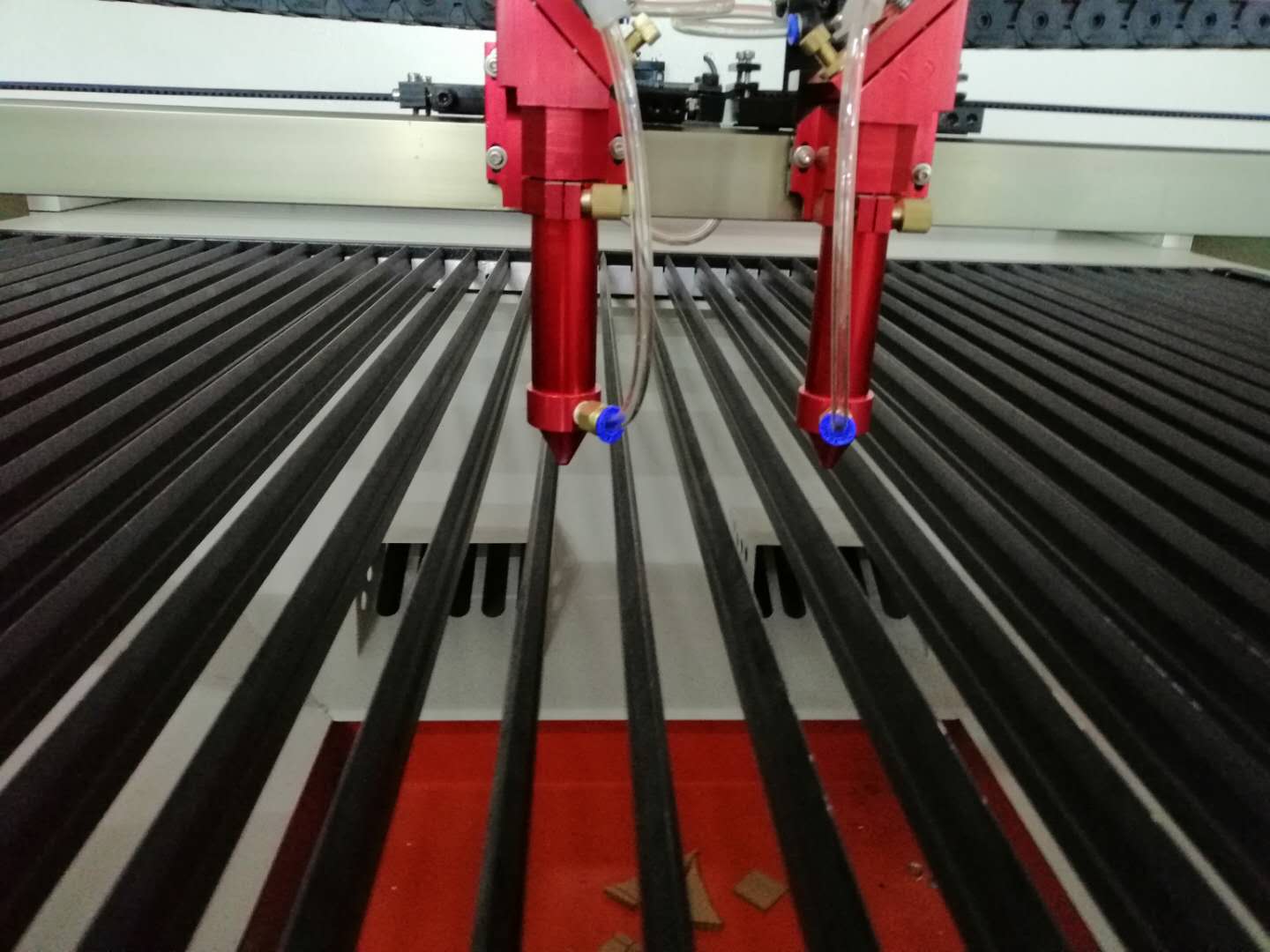 小型非金屬激光切割機(jī)設(shè)備廠家明天在哪里？