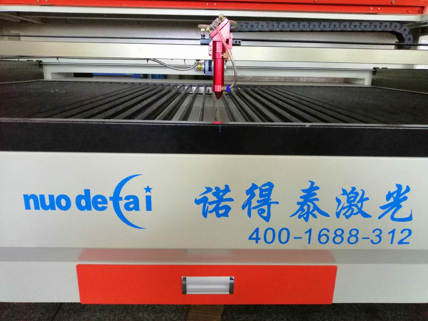 亞克力與布料兩種材料應(yīng)用于激光切割機(jī)有什么區(qū)別？