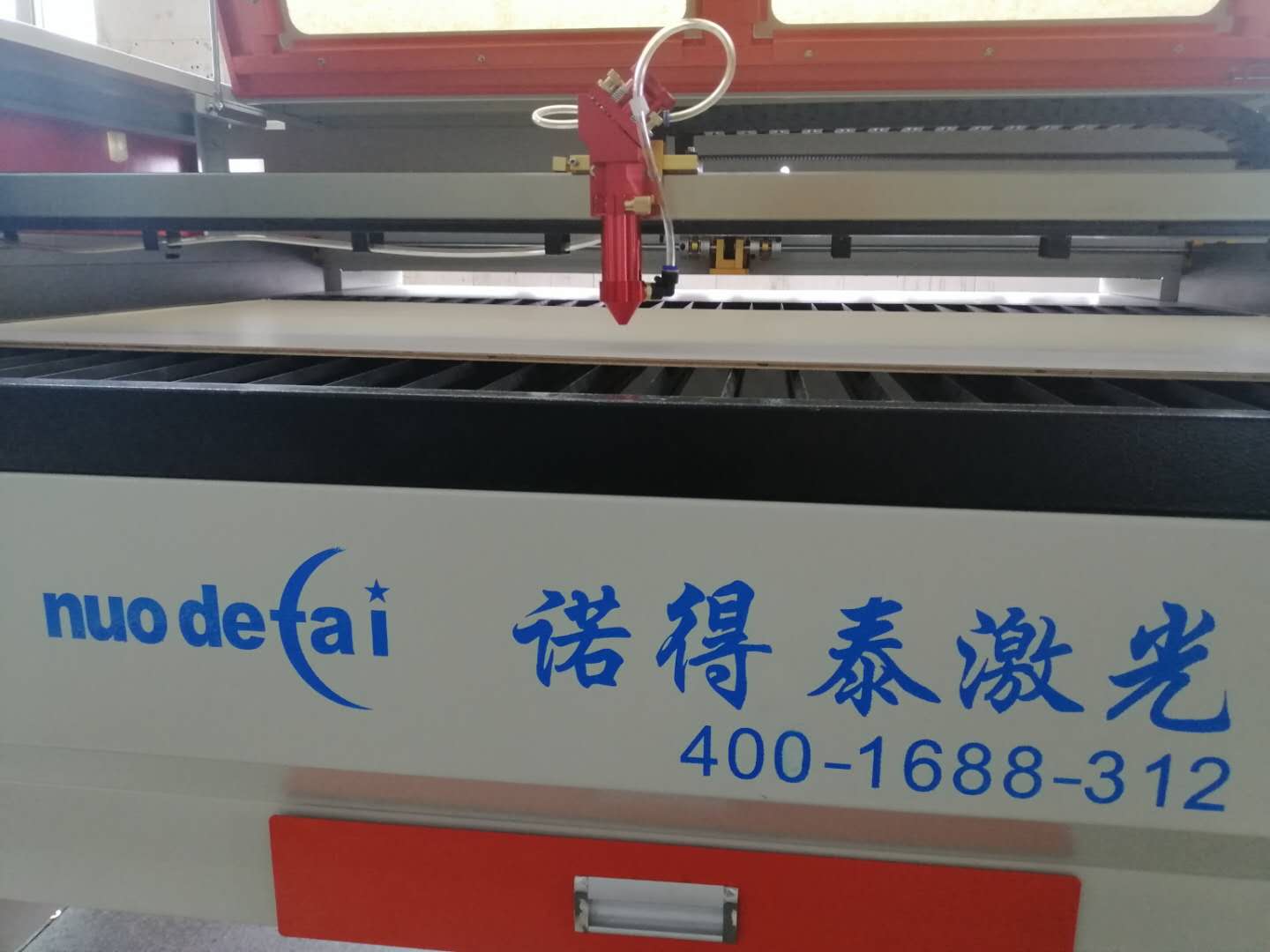 廣告行業(yè)用亞克力激光切割機(jī)加工的特點(diǎn)在哪里？