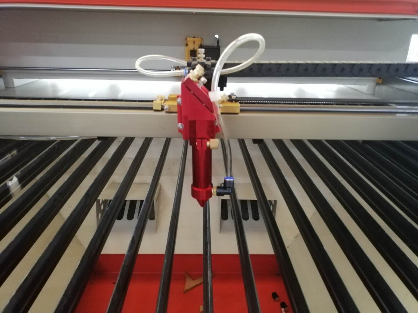 如何提高激光切割機(jī)聚焦鏡片使用壽命？