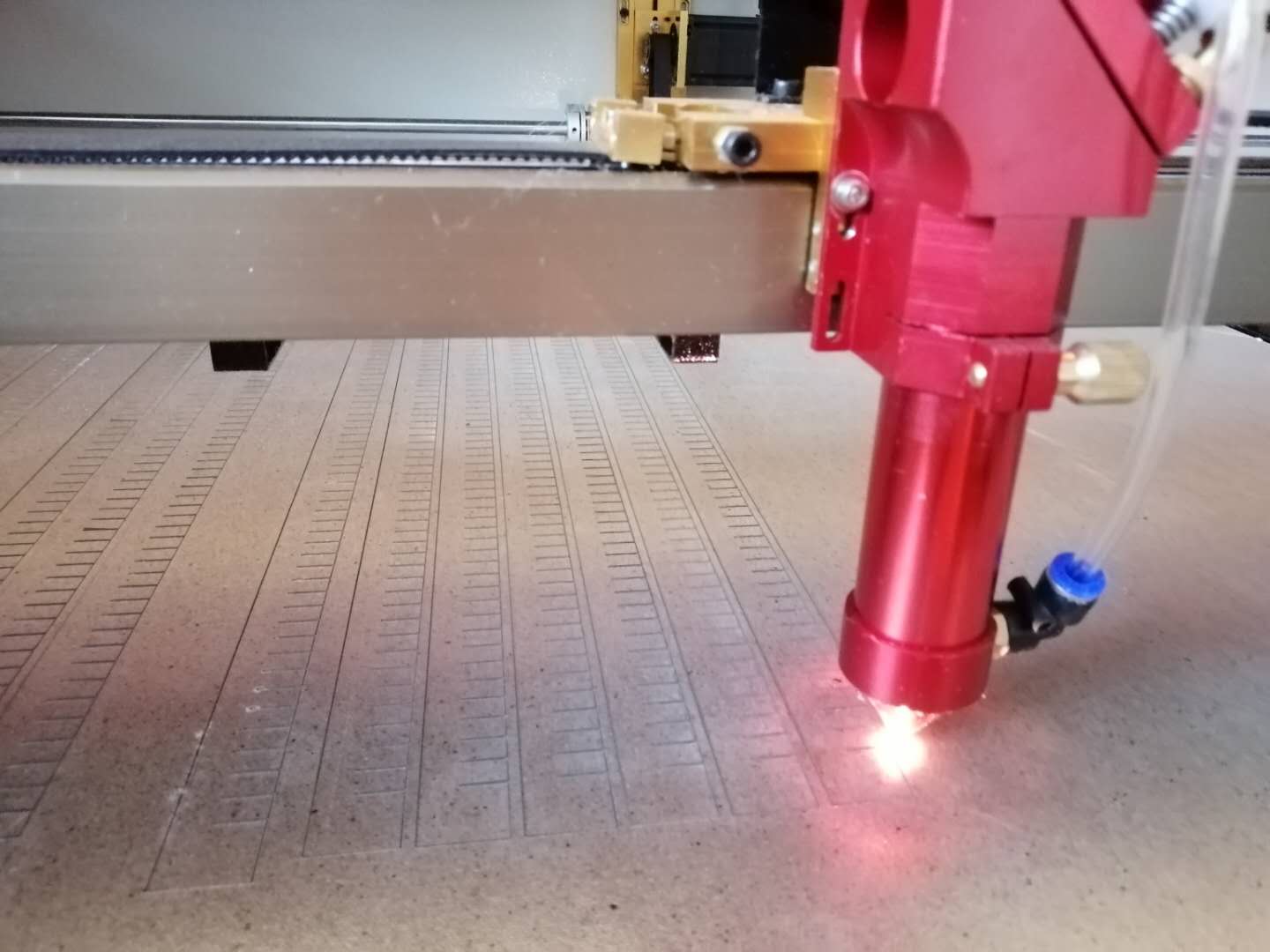 一臺小型1610雙頭布料激光切割機廠家價格要多少錢一臺？