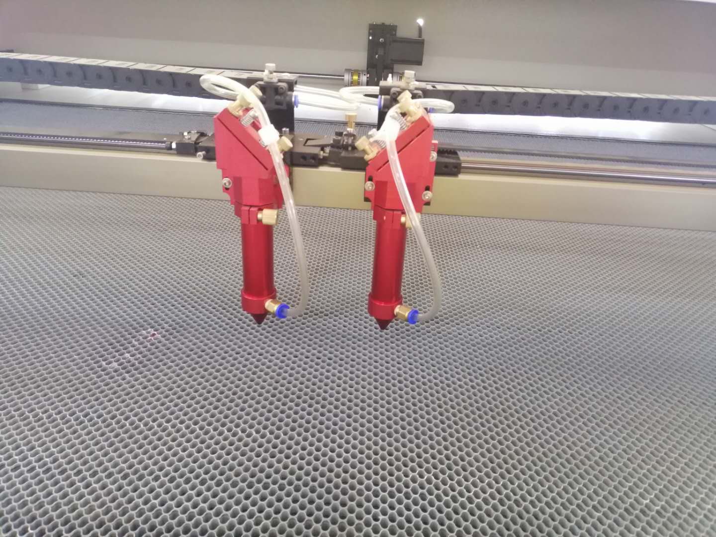 皮革切割對激光切割機(jī)要求！該如何選配？