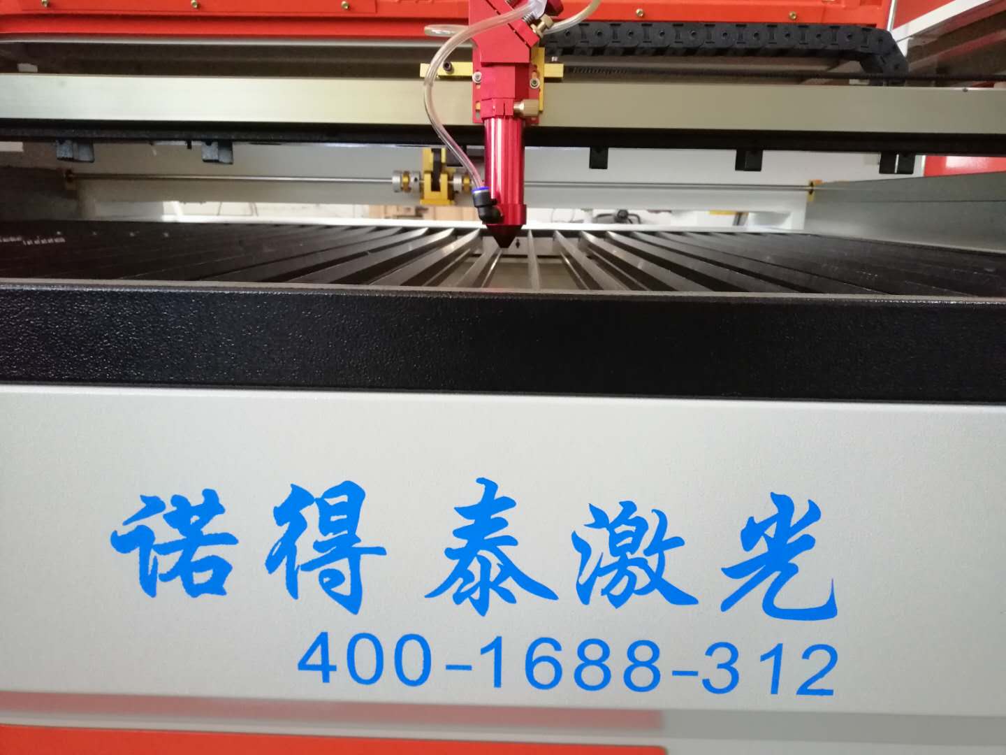 亞克力領(lǐng)域慢慢都轉(zhuǎn)向大幅面激光裁床切割機(jī)！
