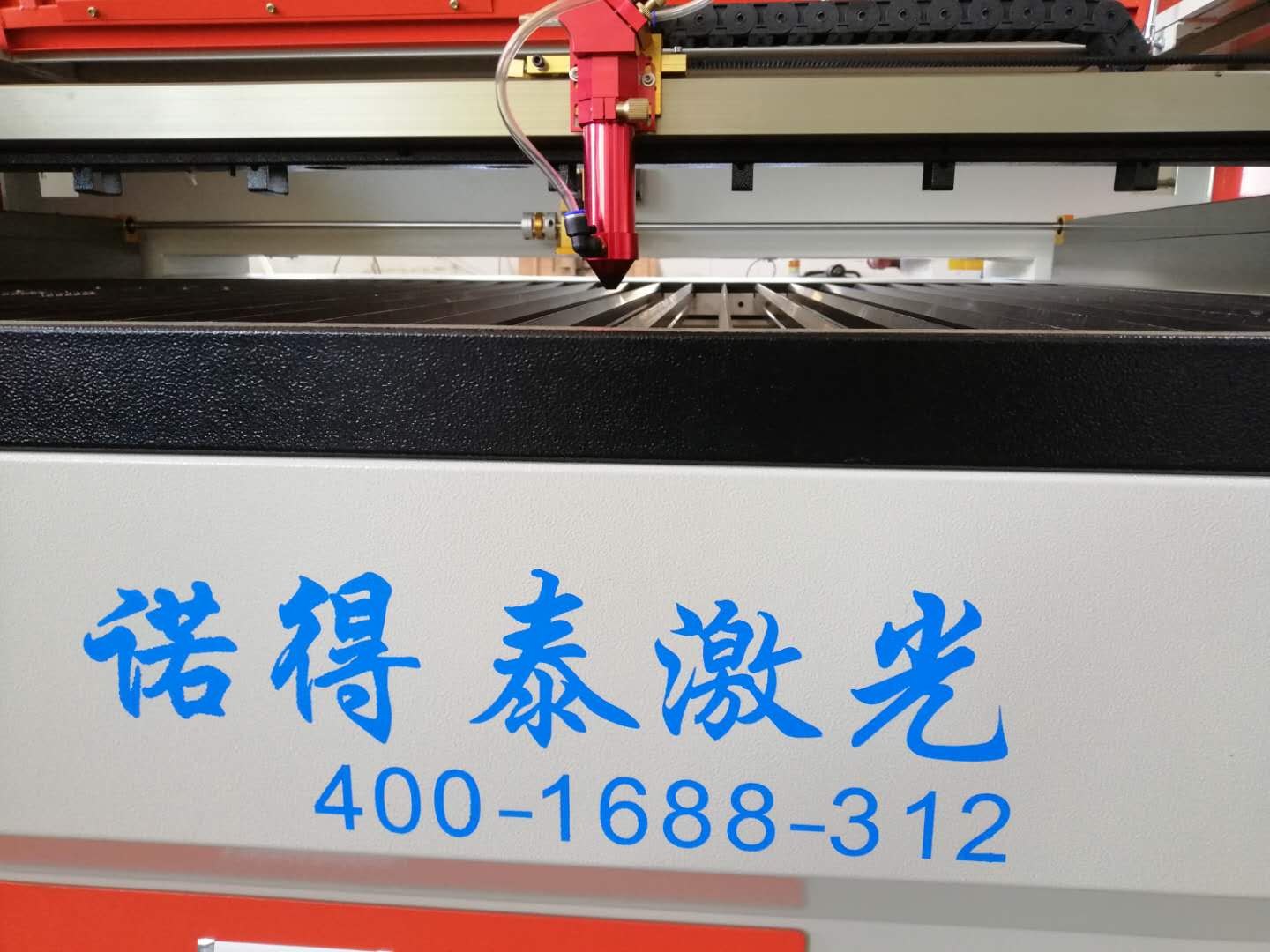 為什么同樣型號功率的亞克力激光切割機(jī)價(jià)格就是不一樣呢?