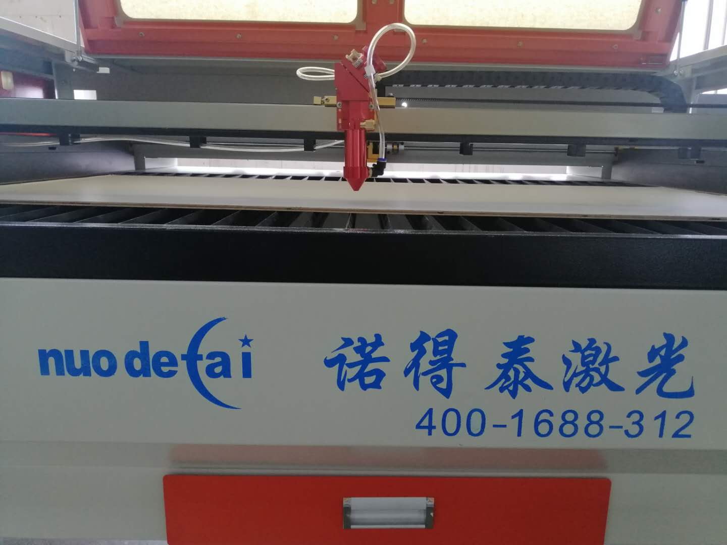 隨著行業(yè)發(fā)展需求，現(xiàn)在做小型非金屬材料激光切割機廠家也少了