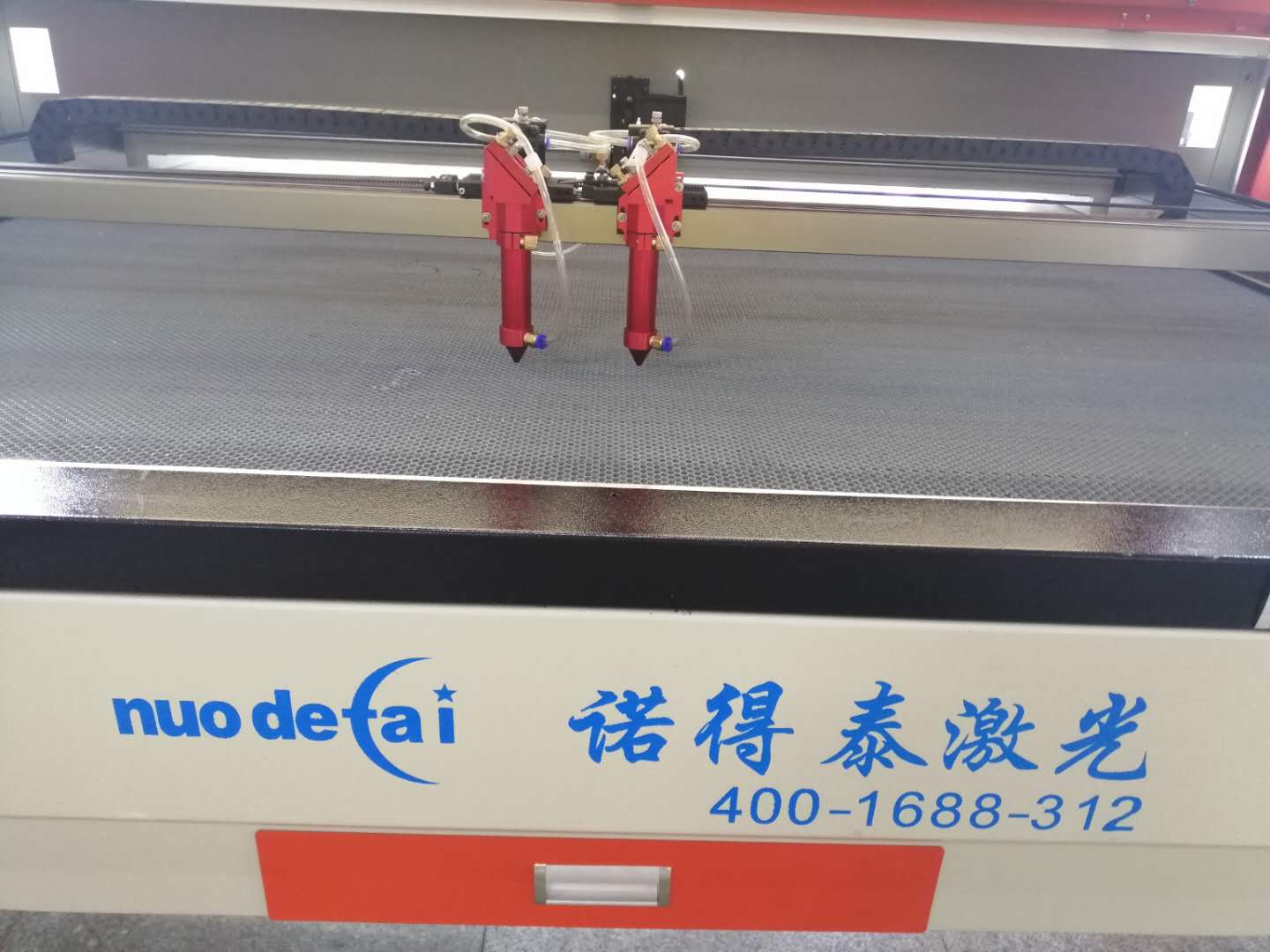 廣東珠海市旅游資源發(fā)達(dá)導(dǎo)致廣告工藝禮品激光切割機(jī)需求旺盛！