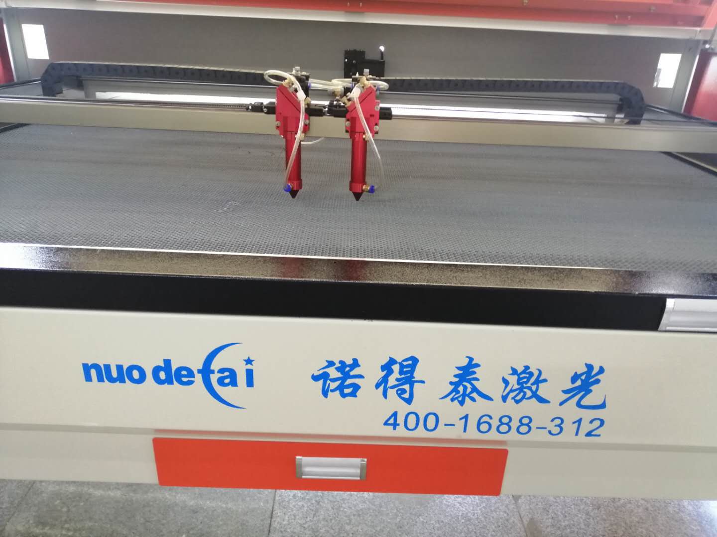 布料激光切割機(jī)價(jià)格需要多少錢一臺(tái)？